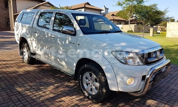 Buy Used Toyota Hilux White Car in Nhlangano in Shiselweni District Buy Used Toyota Hilux White Car in Nhlangano in Shiselweni District
