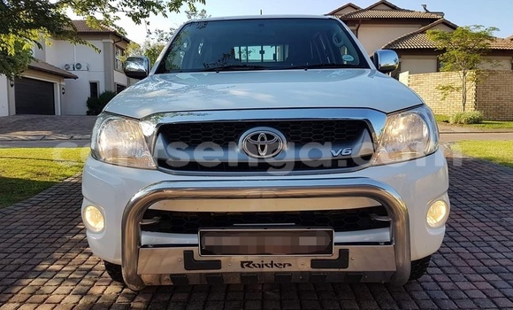 Buy Used Toyota Hilux White Car in Nhlangano in Shiselweni District Buy Used Toyota Hilux White Car in Nhlangano in Shiselweni District