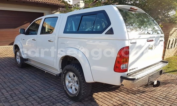 Buy Used Toyota Hilux White Car in Nhlangano in Shiselweni District Buy Used Toyota Hilux White Car in Nhlangano in Shiselweni District