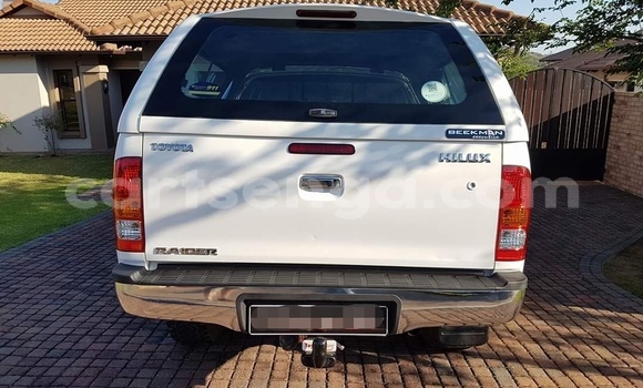 Buy Used Toyota Hilux White Car in Nhlangano in Shiselweni District Buy Used Toyota Hilux White Car in Nhlangano in Shiselweni District