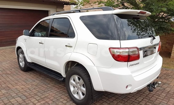 Buy Used Toyota Fortuner White Car in Nhlangano in Shiselweni District Buy Used Toyota Fortuner White Car in Nhlangano in Shiselweni District