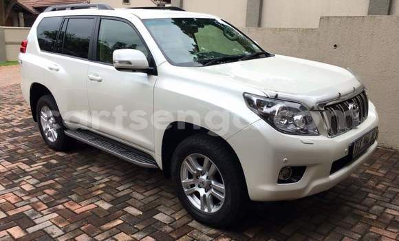 Nunua Ilio tumika Toyota Land Cruiser Prado White Gari ndani ya Ezulwini nchini Hhohho