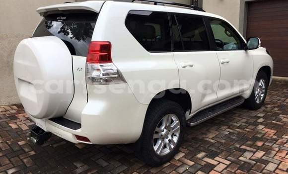 Nunua Ilio tumika Toyota Land Cruiser Prado White Gari ndani ya Ezulwini nchini Hhohho Nunua Ilio tumika Toyota Land Cruiser Prado White Gari ndani ya Ezulwini nchini Hhohho