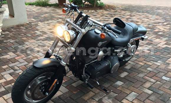 Acheter Occasion Moto Harley Davidson Dyna Noir à Ezulwini, Hhohho Acheter Occasion Moto Harley Davidson Dyna Noir à Ezulwini, Hhohho