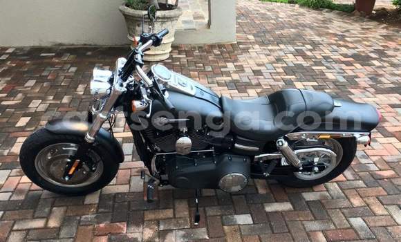 Acheter Occasion Moto Harley Davidson Dyna Noir à Ezulwini, Hhohho Acheter Occasion Moto Harley Davidson Dyna Noir à Ezulwini, Hhohho