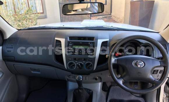 Buy Used Toyota Hilux White Car in Nhlangano in Shiselweni District Buy Used Toyota Hilux White Car in Nhlangano in Shiselweni District