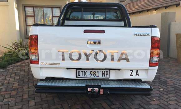 Buy Used Toyota Hilux White Car in Nhlangano in Shiselweni District Buy Used Toyota Hilux White Car in Nhlangano in Shiselweni District