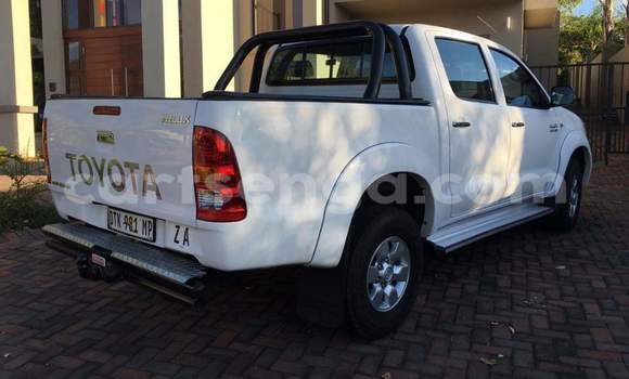 Buy Used Toyota Hilux White Car in Nhlangano in Shiselweni District Buy Used Toyota Hilux White Car in Nhlangano in Shiselweni District