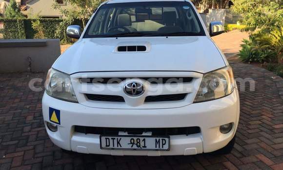 Buy Used Toyota Hilux White Car in Nhlangano in Shiselweni District Buy Used Toyota Hilux White Car in Nhlangano in Shiselweni District