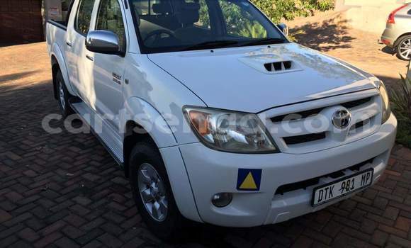 Buy Used Toyota Hilux White Car in Nhlangano in Shiselweni District Buy Used Toyota Hilux White Car in Nhlangano in Shiselweni District