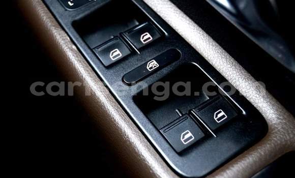 Buy Used Volkswagen Amarok White Car in Nhlangano in Shiselweni District Buy Used Volkswagen Amarok White Car in Nhlangano in Shiselweni District