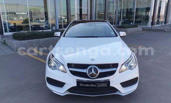 Nunua Ilio tumika Mercedes‒Benz E–Class White Gari ndani ya Manzini nchini Manzini