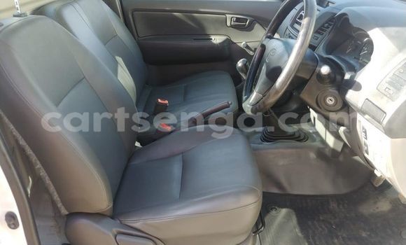Nunua Ilio tumika Toyota Hilux White Gari ndani ya Manzini nchini Manzini Nunua Ilio tumika Toyota Hilux White Gari ndani ya Manzini nchini Manzini