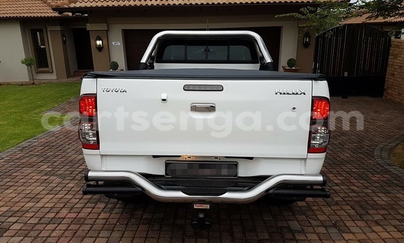Buy Used Toyota Hilux White Car in Nhlangano in Shiselweni District Buy Used Toyota Hilux White Car in Nhlangano in Shiselweni District