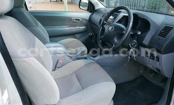 Nunua Ilio tumika Toyota Hilux Silver Gari ndani ya Manzini nchini Manzini Nunua Ilio tumika Toyota Hilux Silver Gari ndani ya Manzini nchini Manzini