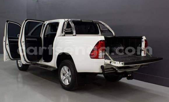 Nunua Ilio tumika Toyota Hilux White Gari ndani ya Manzini nchini Manzini Nunua Ilio tumika Toyota Hilux White Gari ndani ya Manzini nchini Manzini