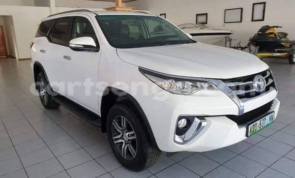 Nunua Ilio tumika Toyota Fortuner White Gari ndani ya Manzini nchini Manzini