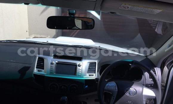 Nunua Ilio tumika Toyota Hilux White Gari ndani ya Manzini nchini Manzini Nunua Ilio tumika Toyota Hilux White Gari ndani ya Manzini nchini Manzini