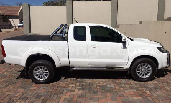 Nunua Ilio tumika Toyota Hilux White Gari ndani ya Manzini nchini Manzini Nunua Ilio tumika Toyota Hilux White Gari ndani ya Manzini nchini Manzini