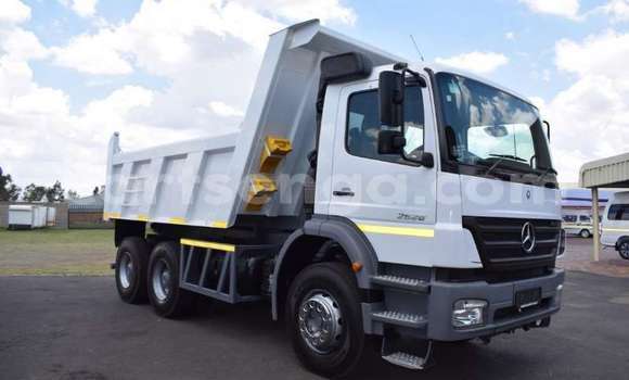 Acheter Occasion Utilitaire Mercedes‒Benz Tipper Blanc à Ezulwini, Hhohho Acheter Occasion Utilitaire Mercedes‒Benz Tipper Blanc à Ezulwini, Hhohho