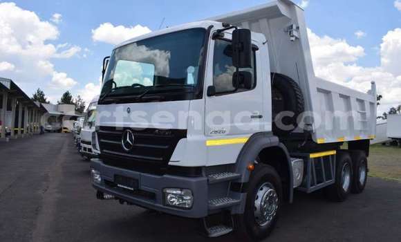 Acheter Occasion Utilitaire Mercedes‒Benz Tipper Blanc à Ezulwini, Hhohho Acheter Occasion Utilitaire Mercedes‒Benz Tipper Blanc à Ezulwini, Hhohho