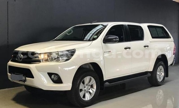 Nunua Ilio tumika Toyota Hilux White Gari ndani ya Ezulwini nchini Hhohho