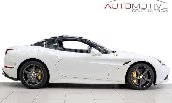 Acheter Occasion Voiture Ferrari California Blanc à Ezulwini, Hhohho Acheter Occasion Voiture Ferrari California Blanc à Ezulwini, Hhohho