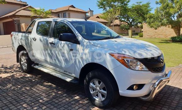 Nunua Ilio tumika Mazda BT-50 White Gari ndani ya Ezulwini nchini Hhohho