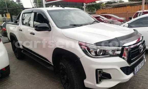 Nunua Ilio tumika Toyota Hilux White Gari ndani ya Big Bend nchini Wilaya ya Lubombo