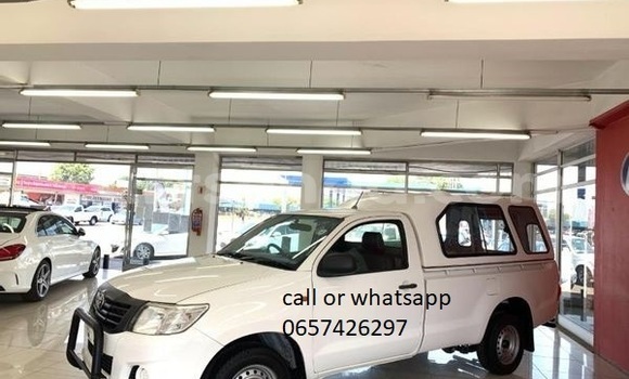 Nunua Ilio tumika Toyota Hilux White Gari ndani ya Bulembu nchini Hhohho