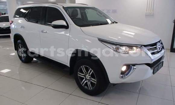 Nunua Ilio tumika Toyota Fortuner White Gari ndani ya Nhlangano nchini Wilaya ya Shiselweni