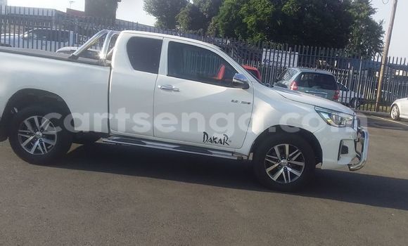 Nunua Ilio tumika Toyota Hilux White Gari ndani ya Ezulwini nchini Hhohho