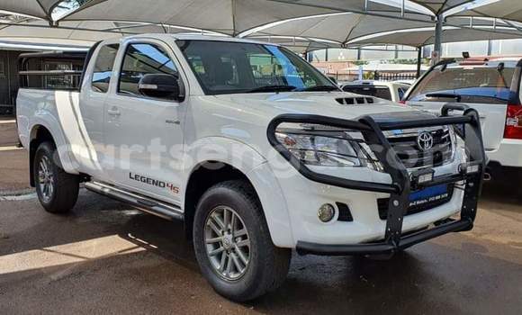 Nunua Ilio tumika Toyota Hilux White Gari ndani ya Ezulwini nchini Hhohho