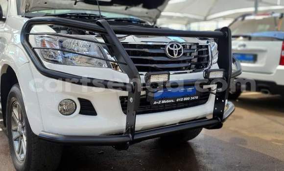 Buy Used Toyota Hilux White Car in Ezulwini in Hhohho Buy Used Toyota Hilux White Car in Ezulwini in Hhohho
