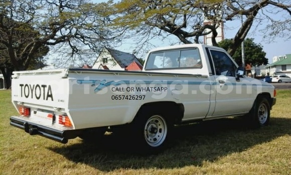 Nunua Ilio tumika Toyota Hilux White Gari ndani ya Hluti nchini Wilaya ya Shiselweni Nunua Ilio tumika Toyota Hilux White Gari ndani ya Hluti nchini Wilaya ya Shiselweni