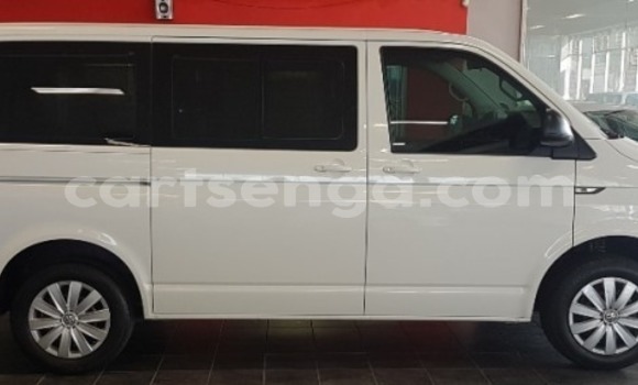 Buy Used Volkswagen Caravelle White Car in Bhunya in Manzini Buy Used Volkswagen Caravelle White Car in Bhunya in Manzini