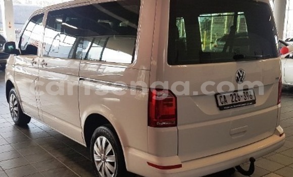 Buy Used Volkswagen Caravelle White Car in Bhunya in Manzini Buy Used Volkswagen Caravelle White Car in Bhunya in Manzini