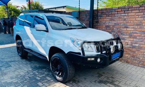 Nunua Ilio tumika Toyota Land Cruiser Prado White Gari ndani ya Ezulwini nchini Hhohho