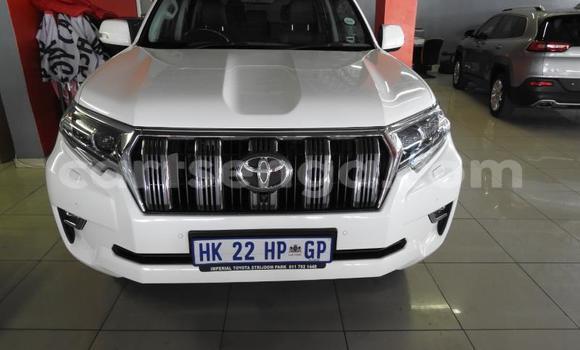 Nunua Ilio tumika Toyota Land Cruiser Prado White Gari ndani ya Ezulwini nchini Hhohho