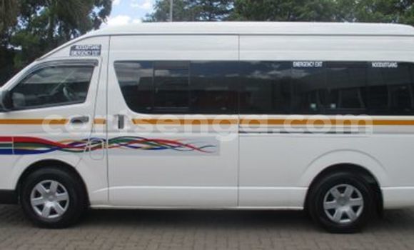 Nunua Ilio tumika Toyota Hiace White Gari ndani ya Hluti nchini Wilaya ya Shiselweni