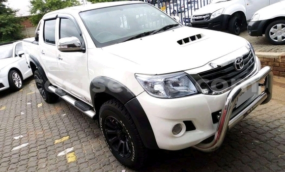 Nunua Ilio tumika Toyota Hilux White Gari ndani ya Mbabane nchini Manzini