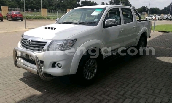 Nunua Ilio tumika Toyota Hilux White Gari ndani ya Mbabane nchini Manzini