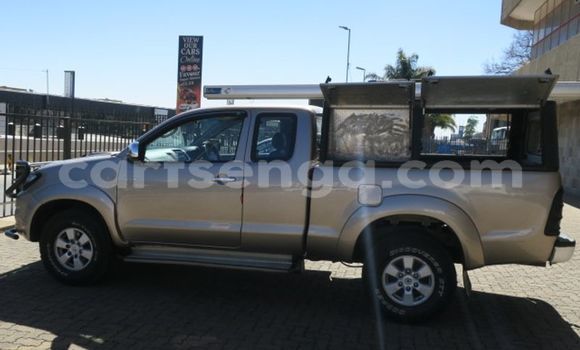 Nunua Ilio tumika Toyota Hilux Silver Gari ndani ya Bulembu nchini Hhohho
