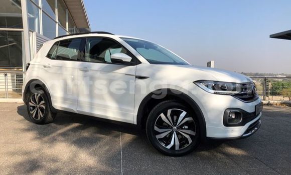 Buy Used Volkswagen T-Roc White Car in Bulembu in Hhohho Buy Used Volkswagen T-Roc White Car in Bulembu in Hhohho