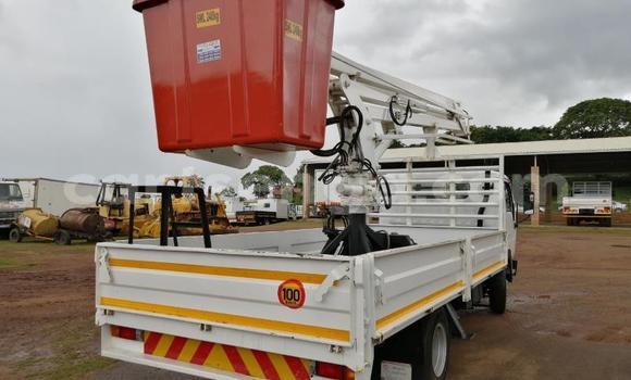 Nunua Ilio tumika Nissan UD White Lori ndani ya Ezulwini nchini Hhohho Nunua Ilio tumika Nissan UD White Lori ndani ya Ezulwini nchini Hhohho