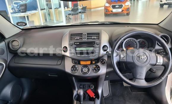 Nunua Ilio tumika Toyota RAV4 White Gari ndani ya Ezulwini nchini Hhohho Nunua Ilio tumika Toyota RAV4 White Gari ndani ya Ezulwini nchini Hhohho