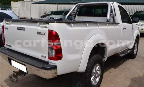 Buy Used Toyota Hilux White Car in Bhunya in Manzini Buy Used Toyota Hilux White Car in Bhunya in Manzini