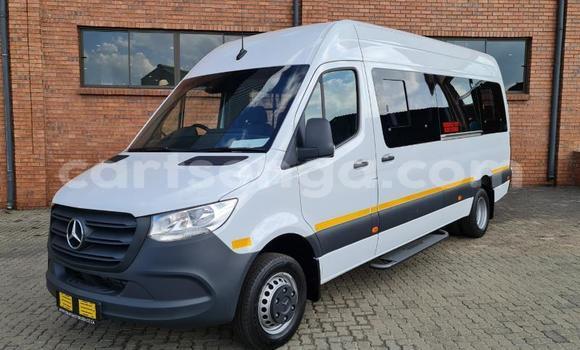 Nunua Ilio tumika Mercedes‒Benz C–Class White Gari ndani ya Ezulwini nchini Hhohho