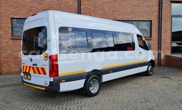 Buy Used Mercedes‒Benz C–Class White Car in Ezulwini in Hhohho Buy Used Mercedes‒Benz C–Class White Car in Ezulwini in Hhohho