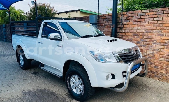 Nunua Ilio tumika Toyota Hilux White Gari ndani ya Manzini nchini Manzini